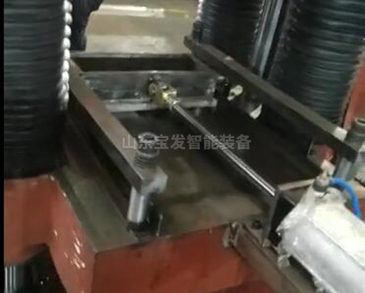 粉末成型液壓機(jī)工作現(xiàn)場(chǎng)