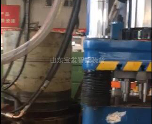 小型液壓機工作現(xiàn)場